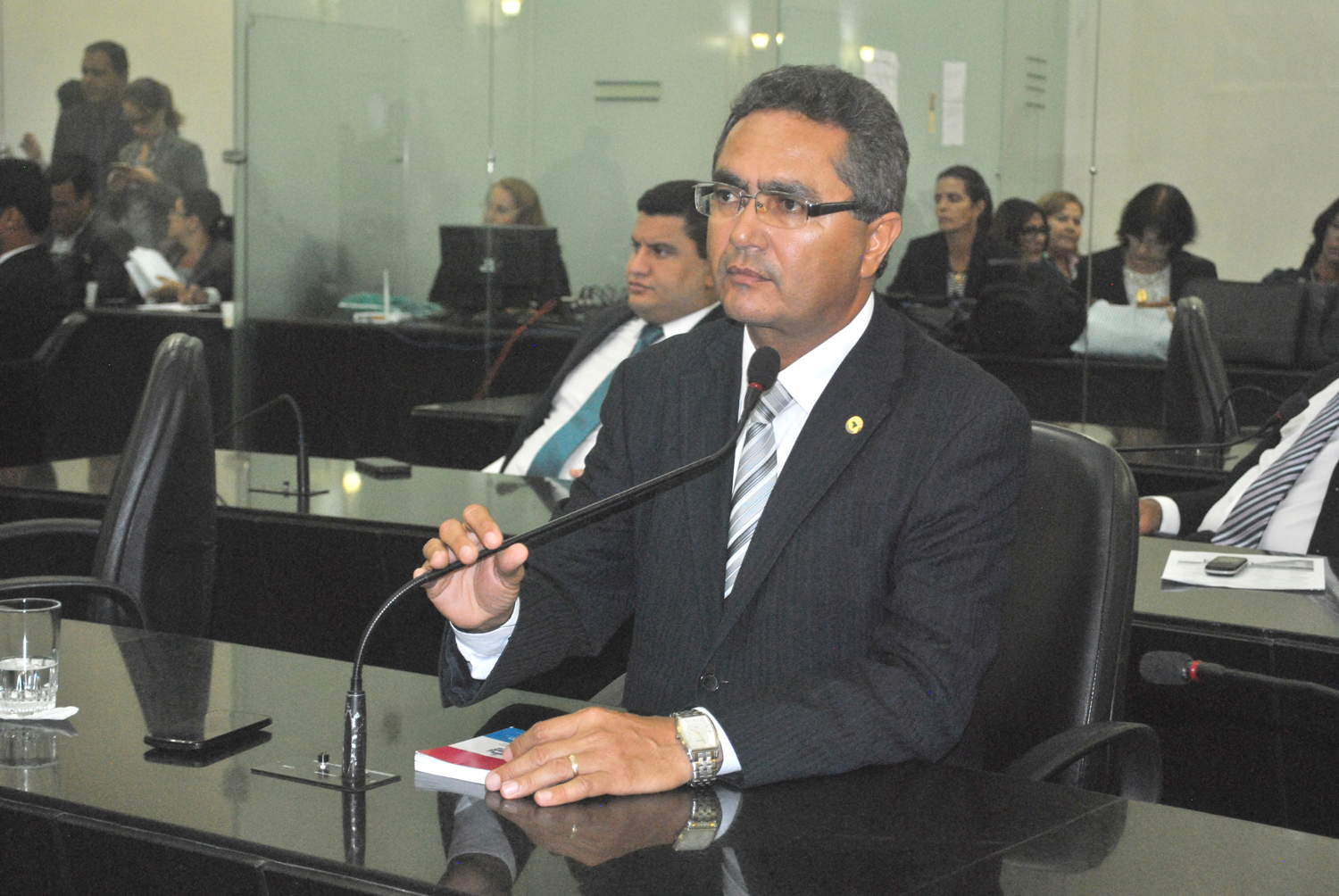 Deputado Francisco Tenório (PMN) parabenizou os jornalistas pela passagem do seu dia.JPG