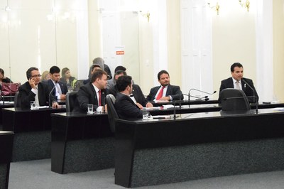 Sessão foi iniciada com a presença de 13 deputados.JPG