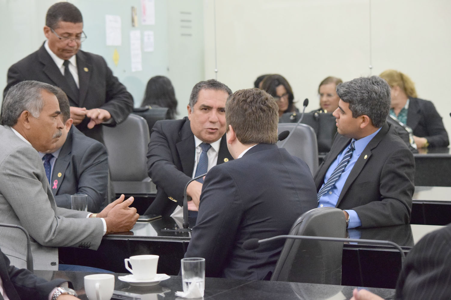 Dezessete deputados estiveram presentes sessão desta terça-feira.JPG