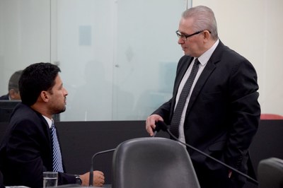Deputados Rodrigo Cunha e Pastor João Luiz conversam durante a sessão.JPG