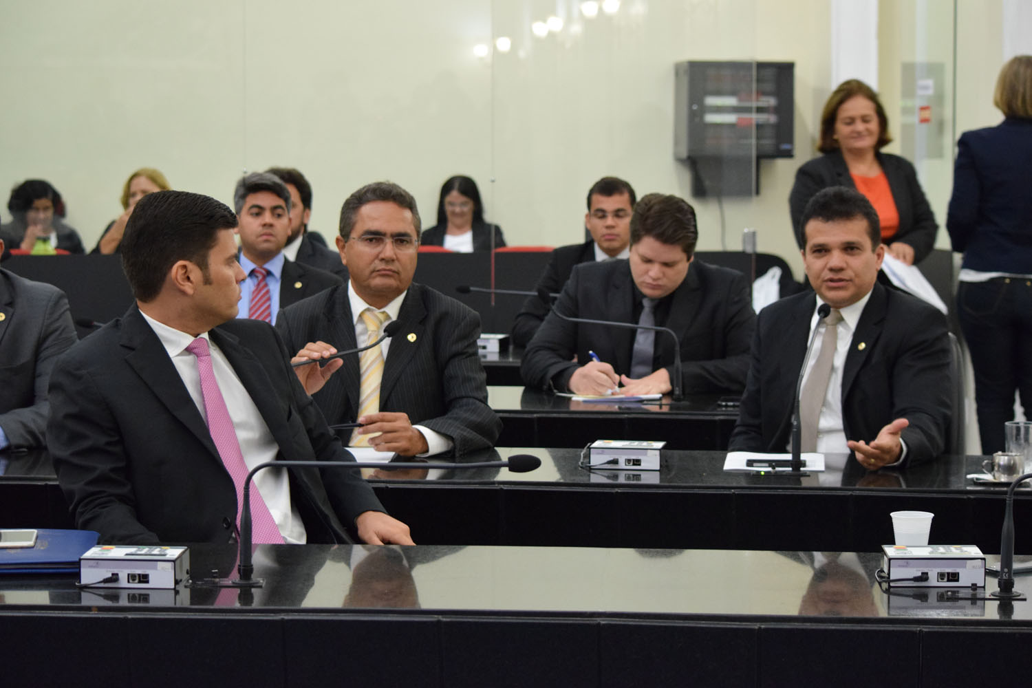 Parlamentares atentos ao pedido de aparte do deputado Ricardo Nezinho .JPG