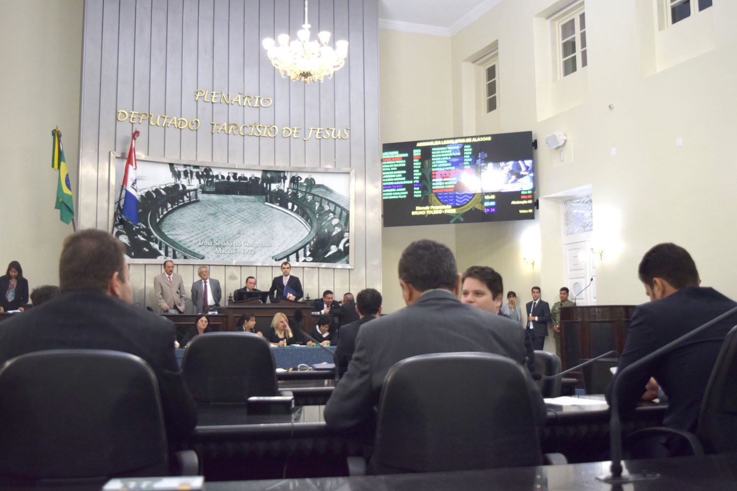 Vinte e três deputados estiveram presentes na sessão.JPG