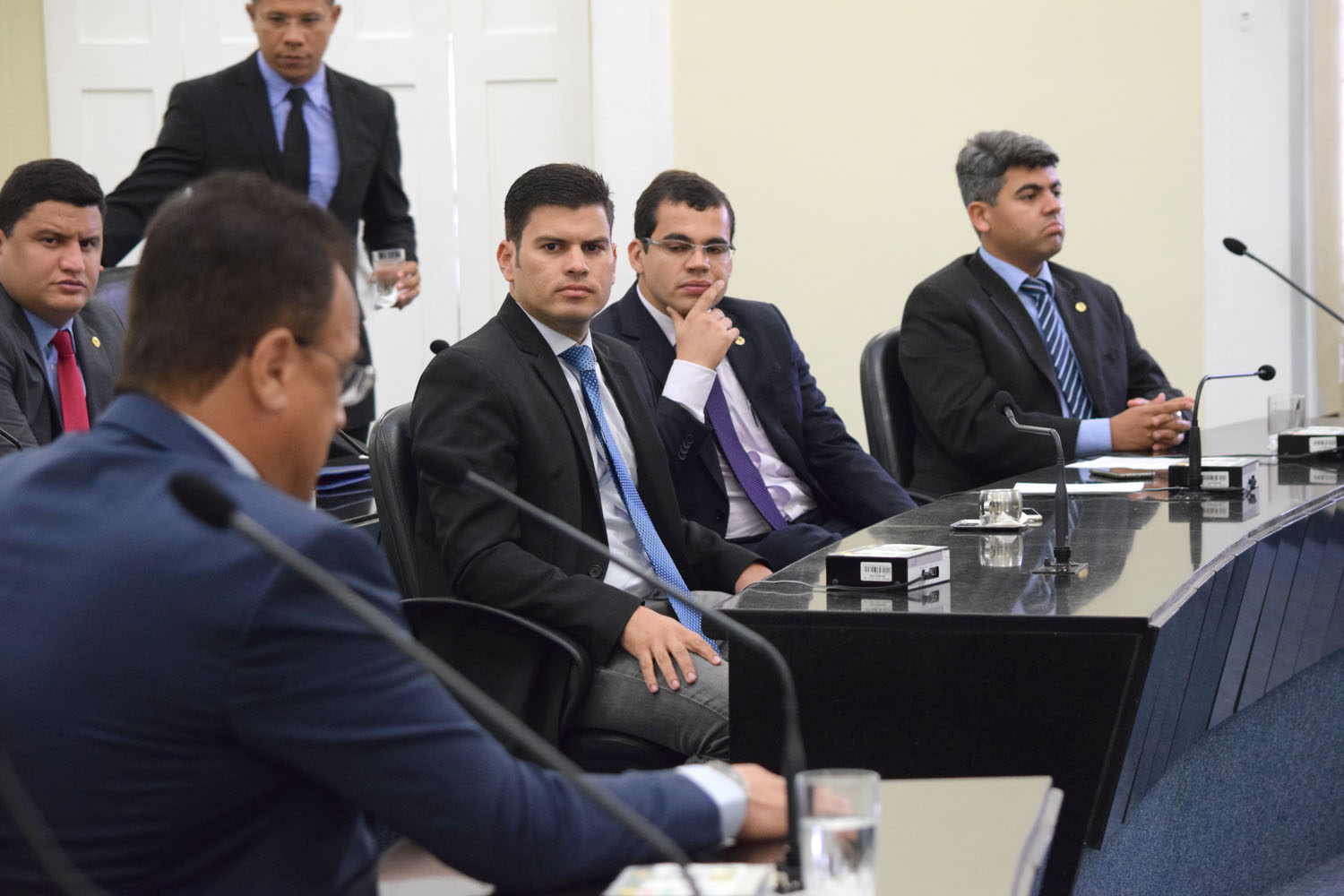 Deputados Jairzinho Lira e Gilvan Barros Filho atentos ao aparte do deputado Galba Novaes.JPG