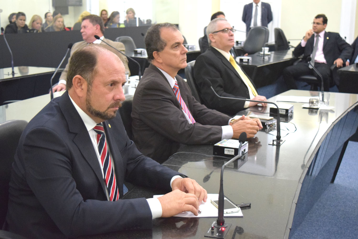 Deputados Antônio Albuquerque, Ronaldo Medeiros e João Luiz atentos a sessão.JPG