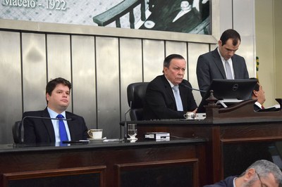 Deputados Davi Davino Filho e Luiz Dantas conduziram a sessão.JPG