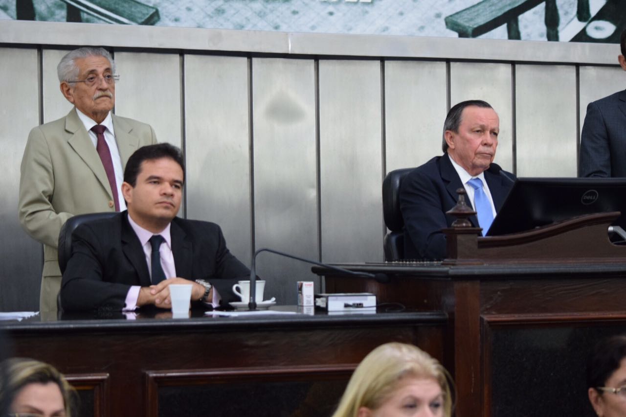 Deputados Luiz Dantas e Marcelo Victor conduziram a sessão.jpeg