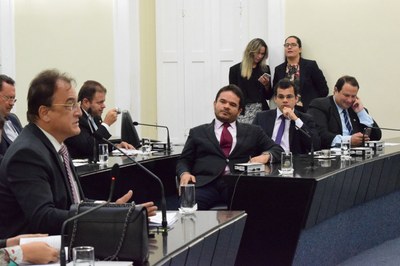 Deputados atentos a solicitação do deputado Galba Novaes.JPG