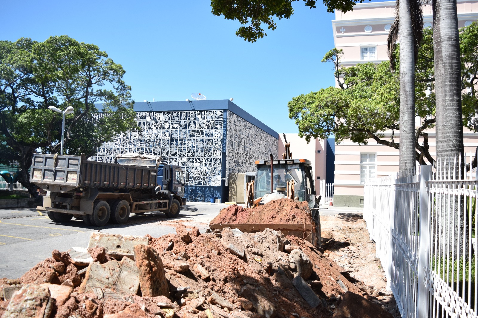 Área externa do prédio do Legislativo recebe obras de revitalização