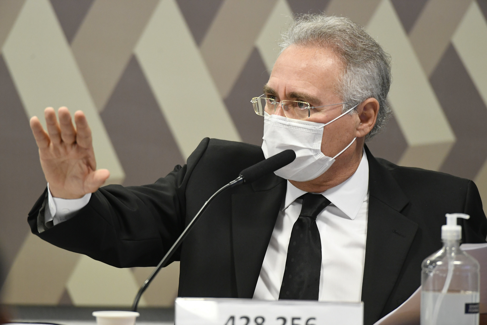 Deputados repudiam agressão sofrida pelo senador Renan Calheiros