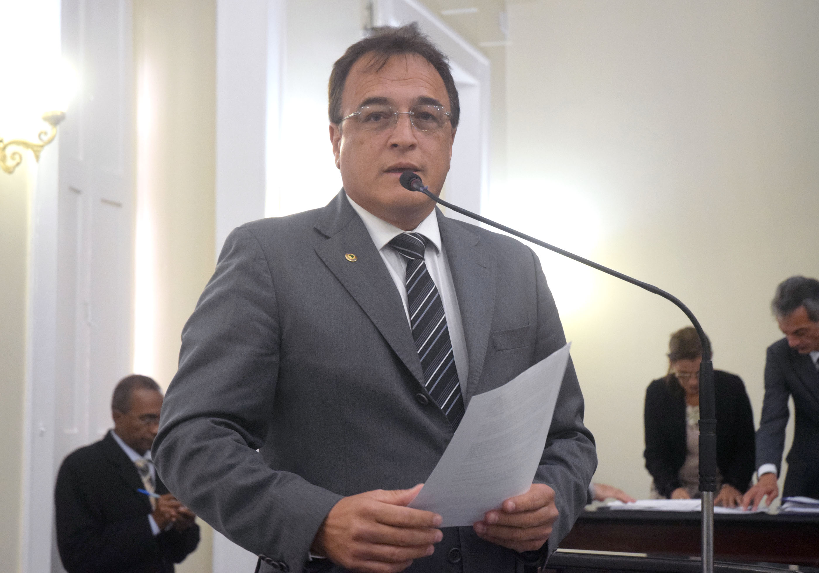 Galba Novaes apresenta projeto criando o programa "Parlamento na Praça"
