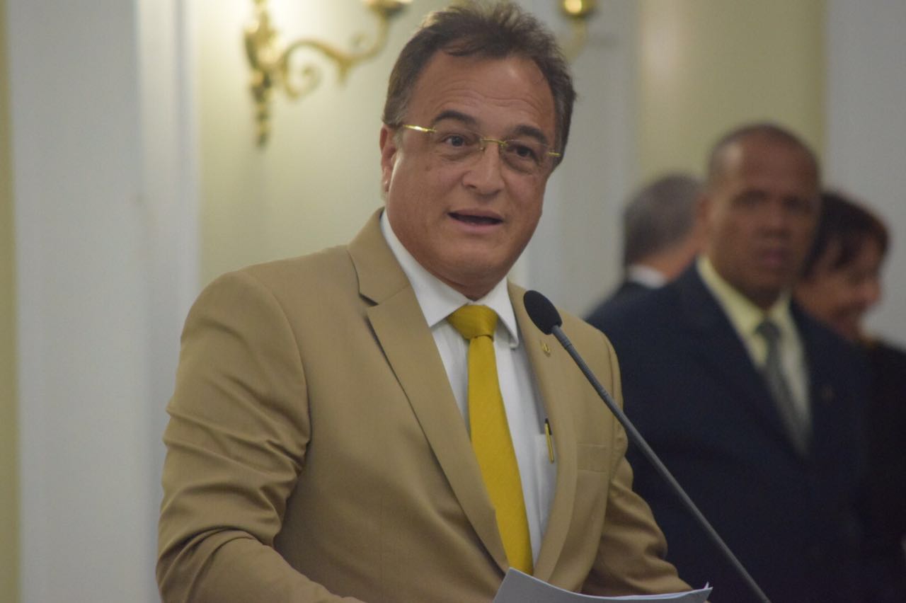 Galba Novaes retorna ao Parlamento e rebate críticas de suplente