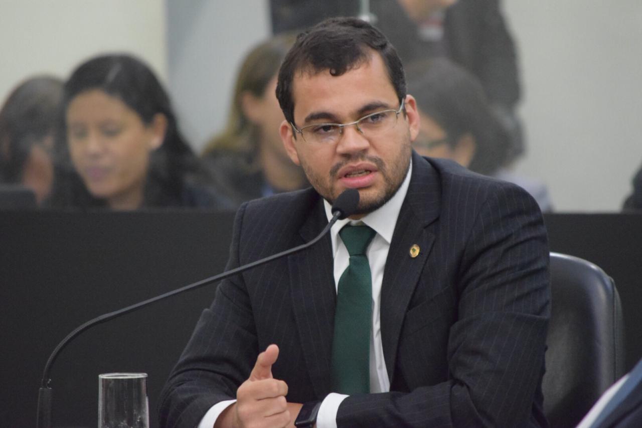 Gilvan Barros Filho destaca assinatura de decreto que flexibiliza o porte de arma de fogo