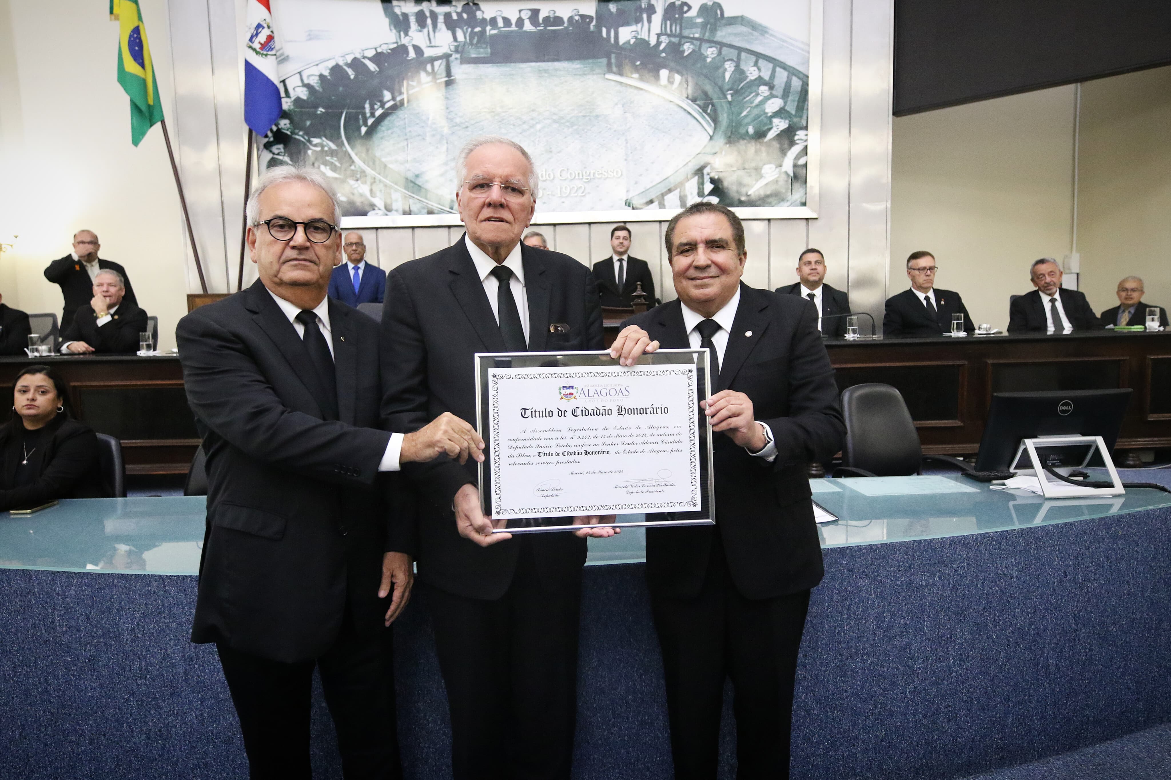 Parlamento concede o título de Cidadão Honorário ao advogado e Grão-Mestre do Grande Oriente do Brasil,  Ademir Cândido da Silva