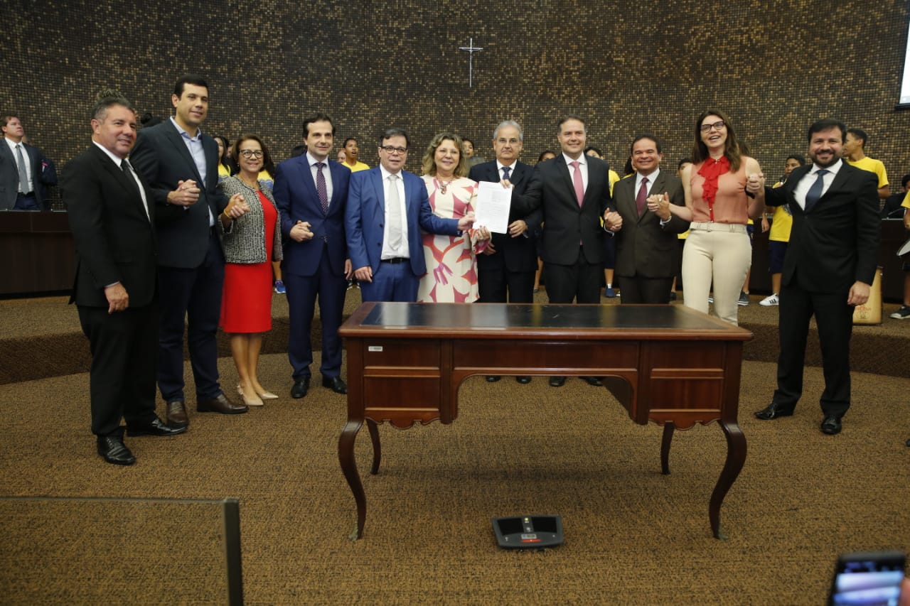 Poder Legislativo participa da assinatura do Pacto Nacional pela Primeira Infância